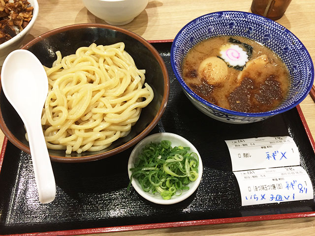 アクロスプラザ古島駅前店内の三竹寿のつけ麺