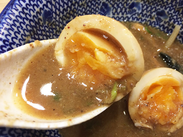 アクロスプラザ古島駅前店内の三竹寿の味玉とスープ