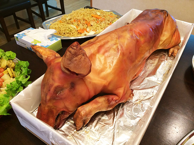 沖縄・金城畜産の豚の丸焼きは忘年会・パーティーにぴったり！