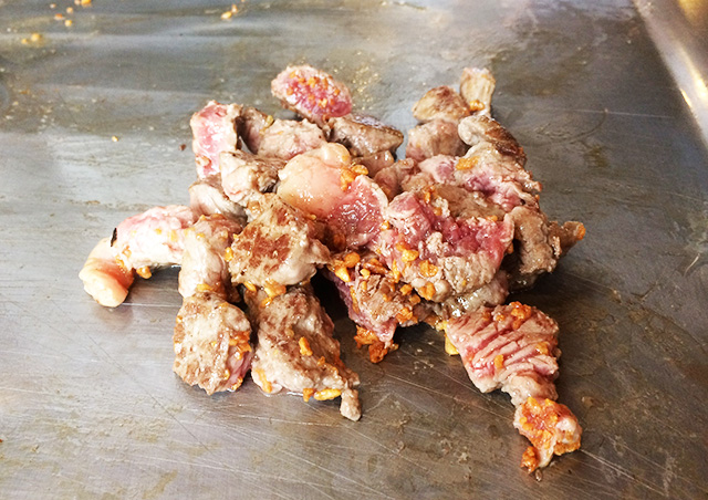 沖縄市「鉄板焼ステーキハウス四季」はランチでも目の前で焼いてくれる！