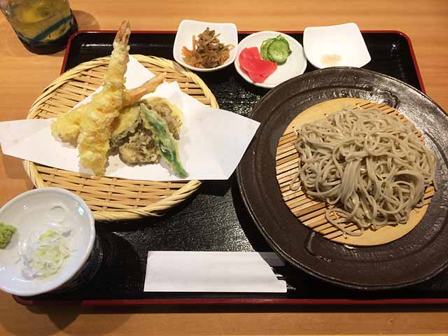 那覇・久茂地の「日本蕎麦 かふう」でランチセットの天ぷら蕎麦をいただく！