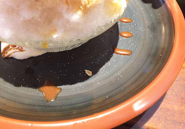 北谷・コオリヲキザメの塩キャラメルグラノーラのお皿