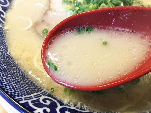 南風原津嘉山博多ラーメン鶴亀堂の豚骨スープ